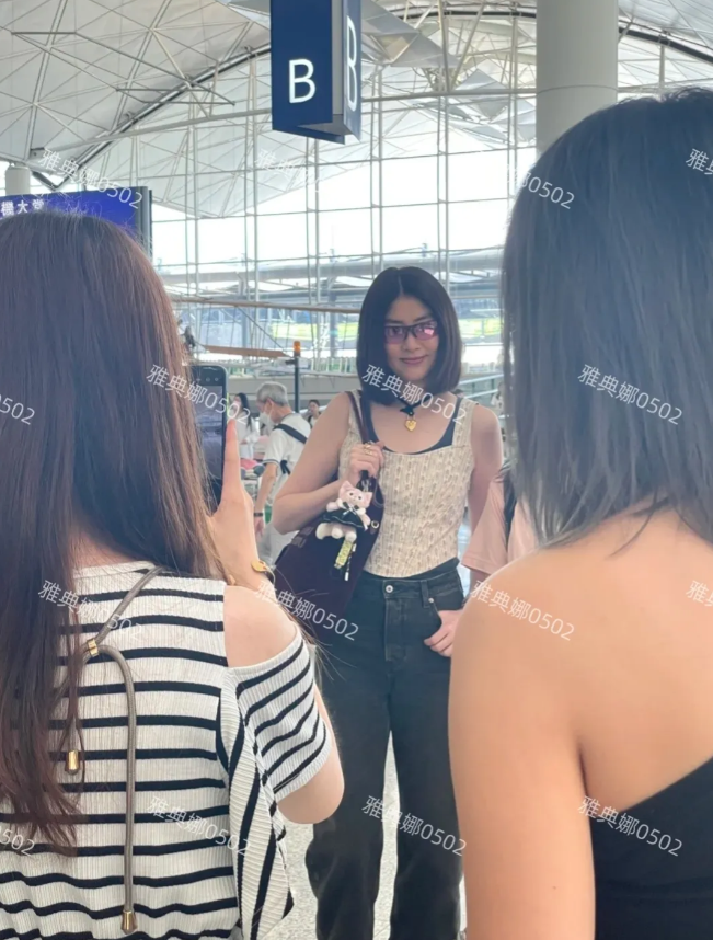 机场遇到陈慧琳，她怎么那么年轻那么美，一点儿不像52岁的年纪，名副其实的冻龄女神