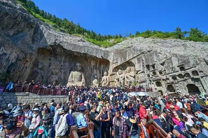 突然发现，好像一夜之间经济复苏了：股票涨了，牛市要来，开发商涨价，房地产止跌回稳