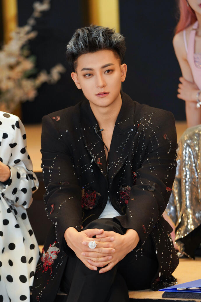 黄子韬的“低调”恋情，热搜背后的微妙心态