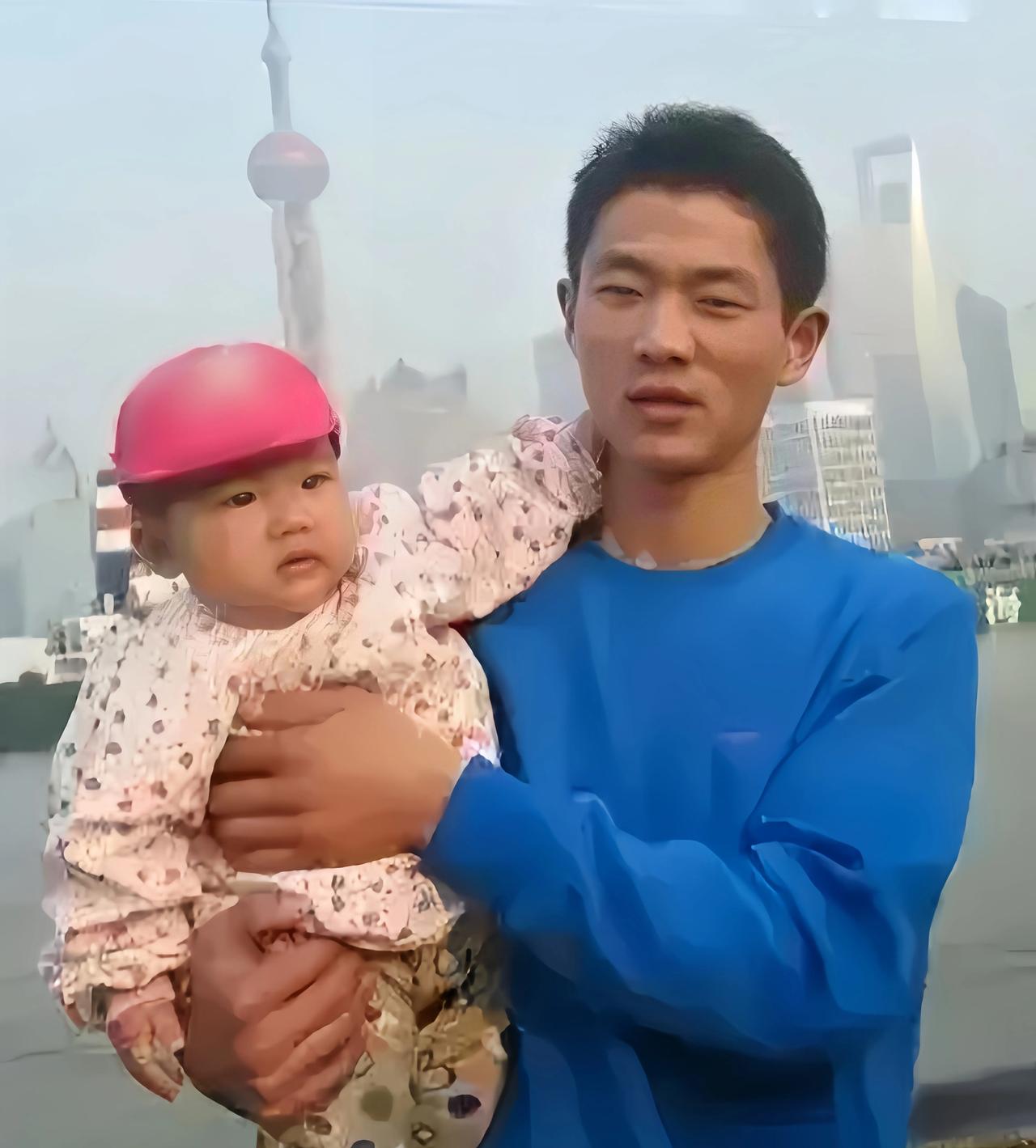 这个是一对父女相隔十二年在同一地点的合影。 十二年前，女儿出生才几个月，被爸爸抱