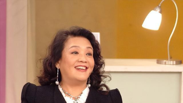 张兰真面目被揭穿，早已不是中国籍，欠98亿巨额负债等偿还