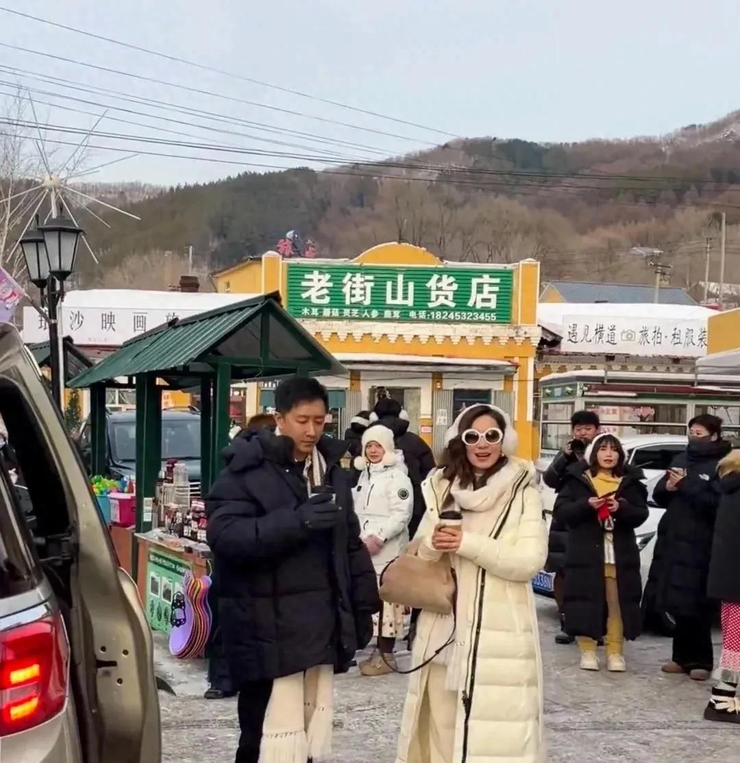 韩庚卢靖姗东北过年，接地气？这反差，你猜不到！
韩庚和卢靖姗回东北老家过年了，照