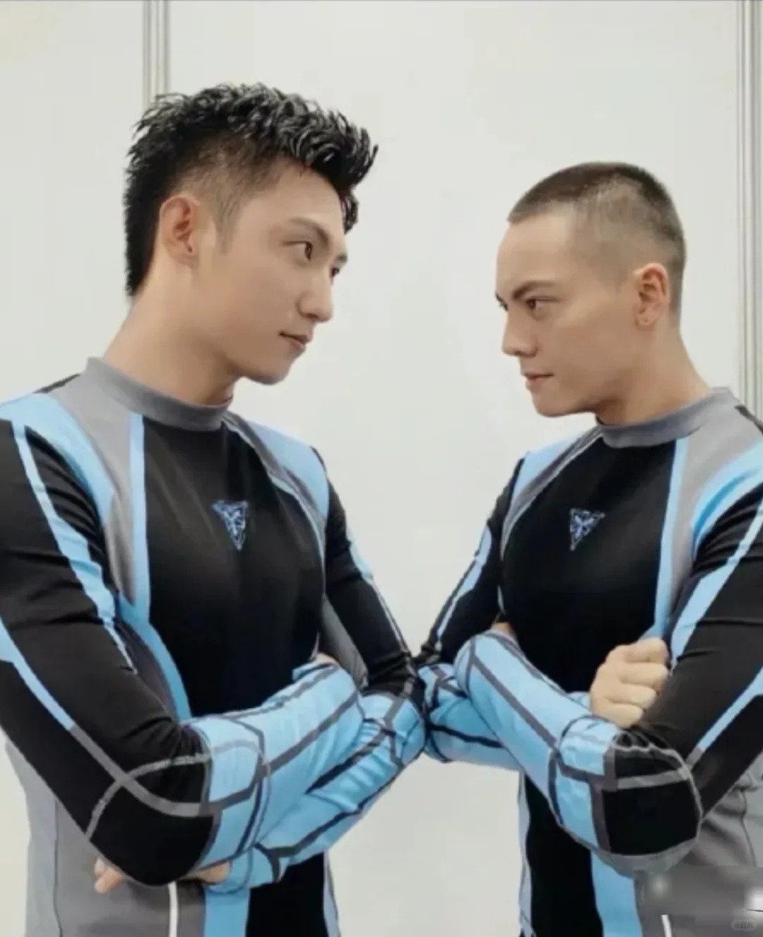 以前综艺穿紧身衣，倒三角的体格一览无遗
以前的综艺，黄景瑜和一般男生体格对比，这