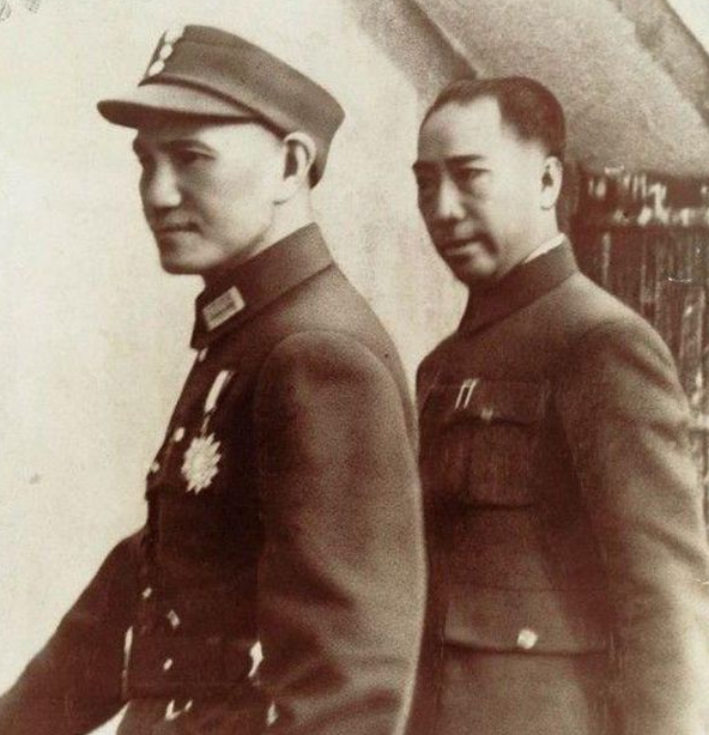一天，1名年轻女特务归来：“老板，任务顺利完成。”戴笠抬起头，发现女特务微微凸起
