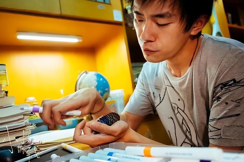 易烊千玺童星出道，一路努力成长。从青涩走向成熟，不断突破自我。近期喜讯传来，他在