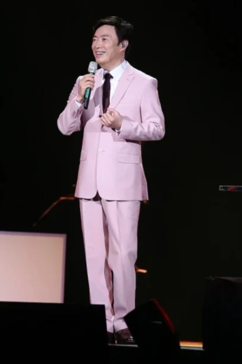 一直未婚，有20亿财产和养16年老狗