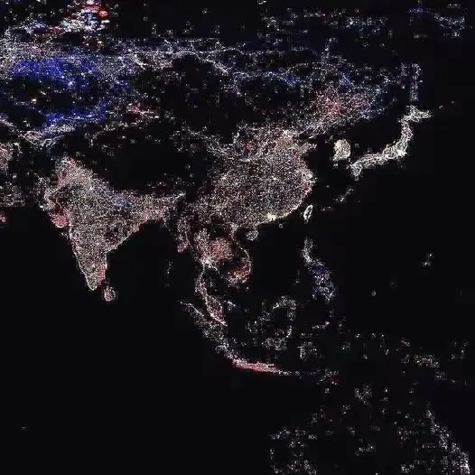 天黑后的亚洲，三哥家怎么到处都那么亮？