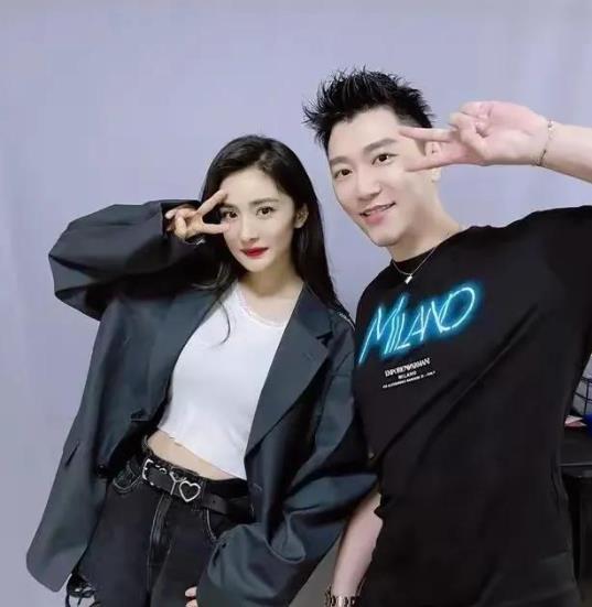 杨幂童星出道，多年来在演艺界拼搏，塑造众多经典角色，成为一线女星。38岁的她状态