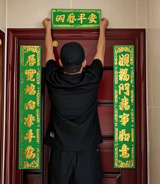 今天早上出门时，我注意到邻居大哥在贴绿色的对联，感到十分好奇。出于好奇，我便询问