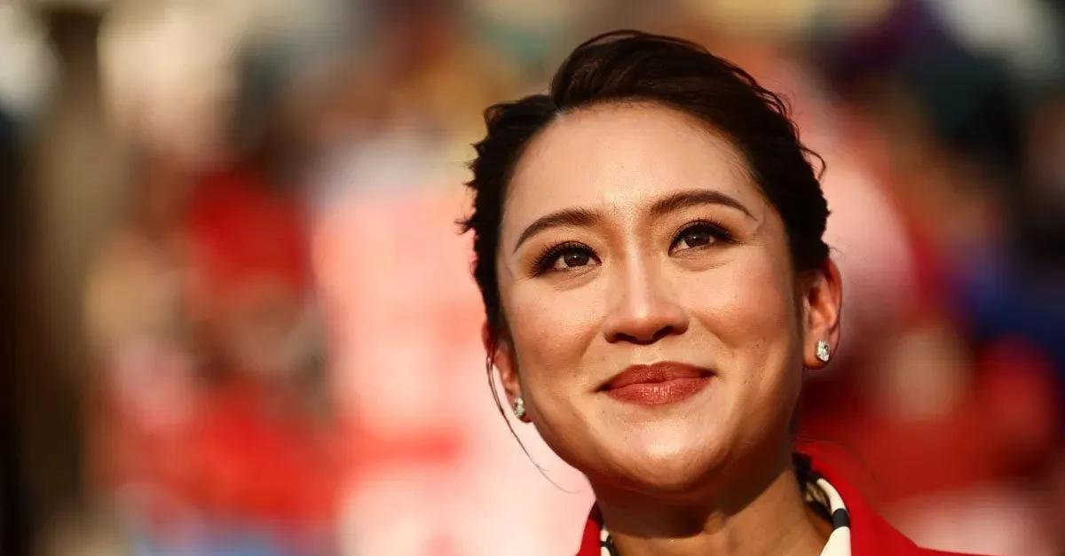 佩通坦的身世背景有多牛：
父亲：他信，泰国前任总理。唯一连任两届的总理，非常疼爱