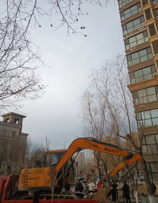 一家地产商不知道听信了谁的主意，打算对使用了10多年的地下车库收费，每个月收50