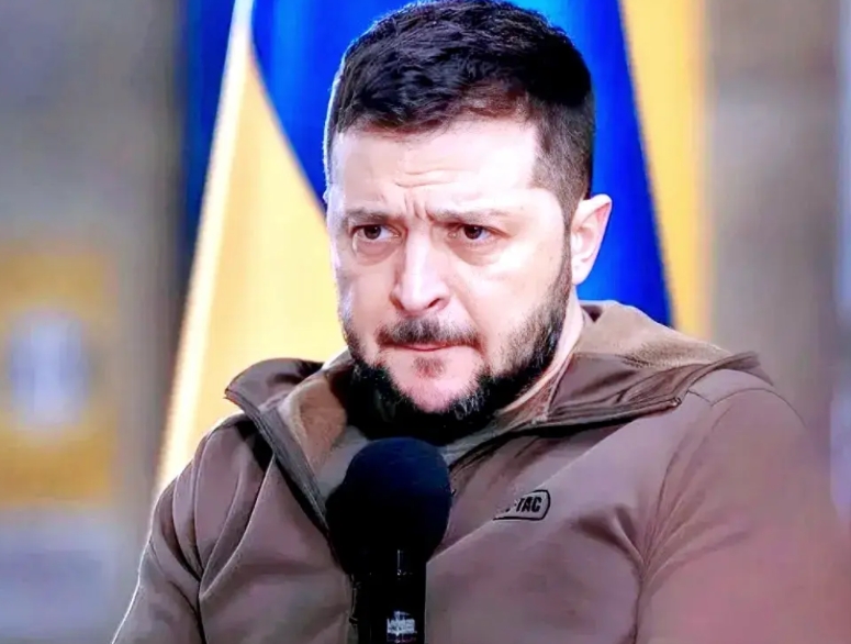 泽连斯基太尴尬了！
因为泽连斯基使用美制远程武器打击俄罗斯纵深，俄的反击几乎让乌