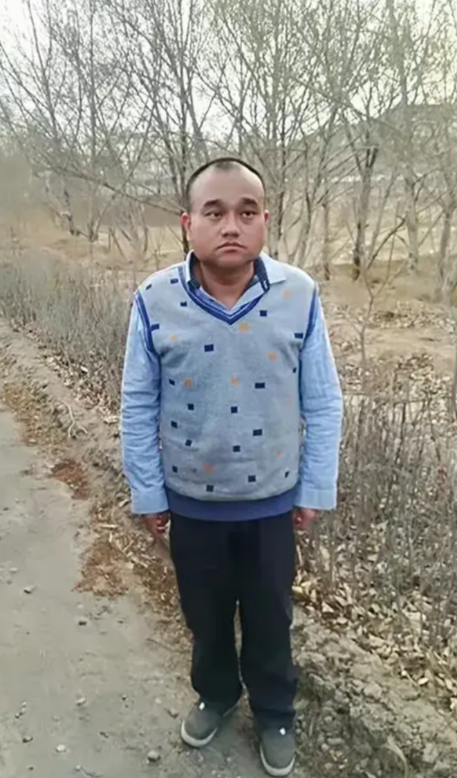 真不明白为何给解救出来的人都是耷拉着头缩着肩膀，理着光头，好像受了大罪一般？