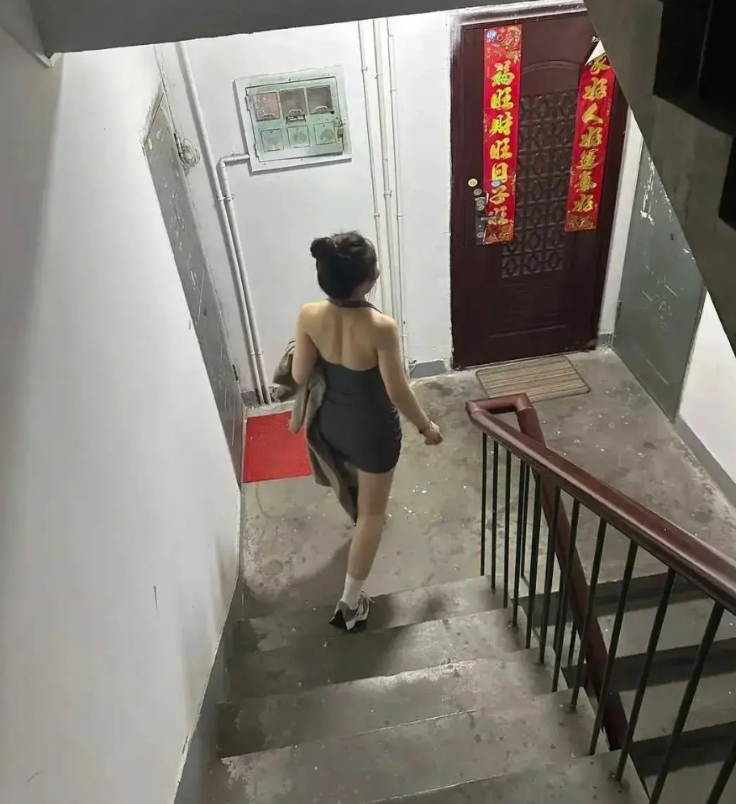 最近我们这栋楼经常有陌生女人出入，不知道有什么猫腻。