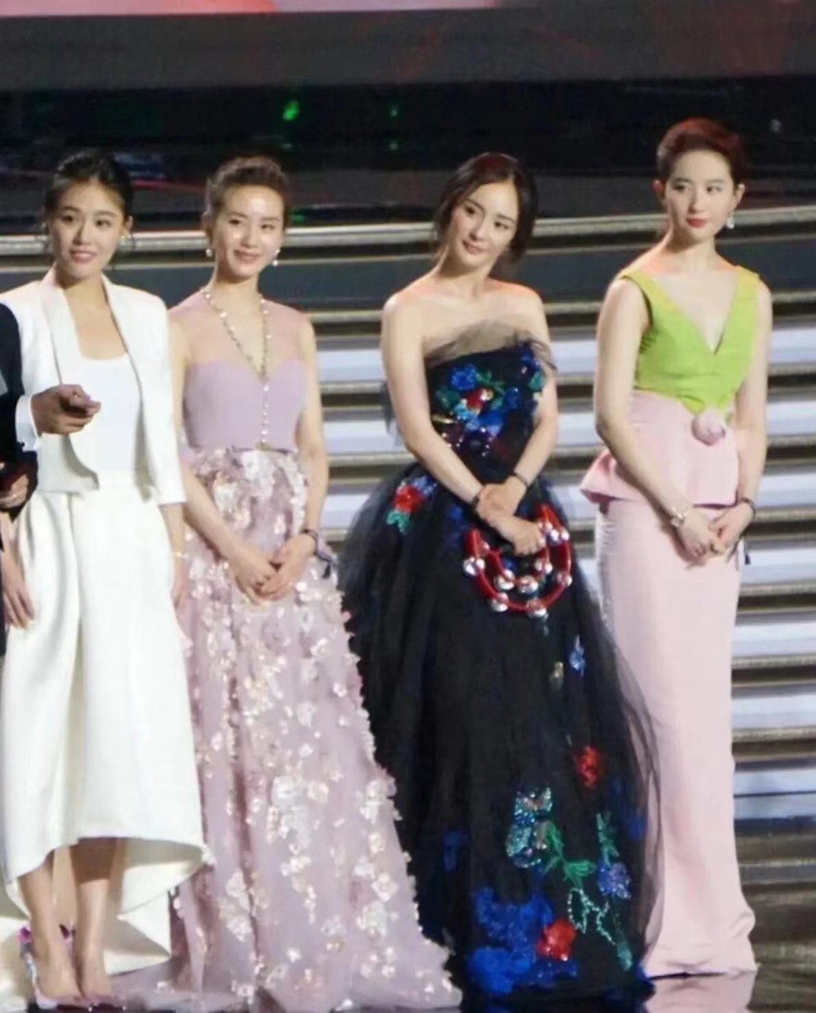 齐整整的女星，看看谁最美？
刘亦菲  37岁  武汉人，1m70
杨幂     