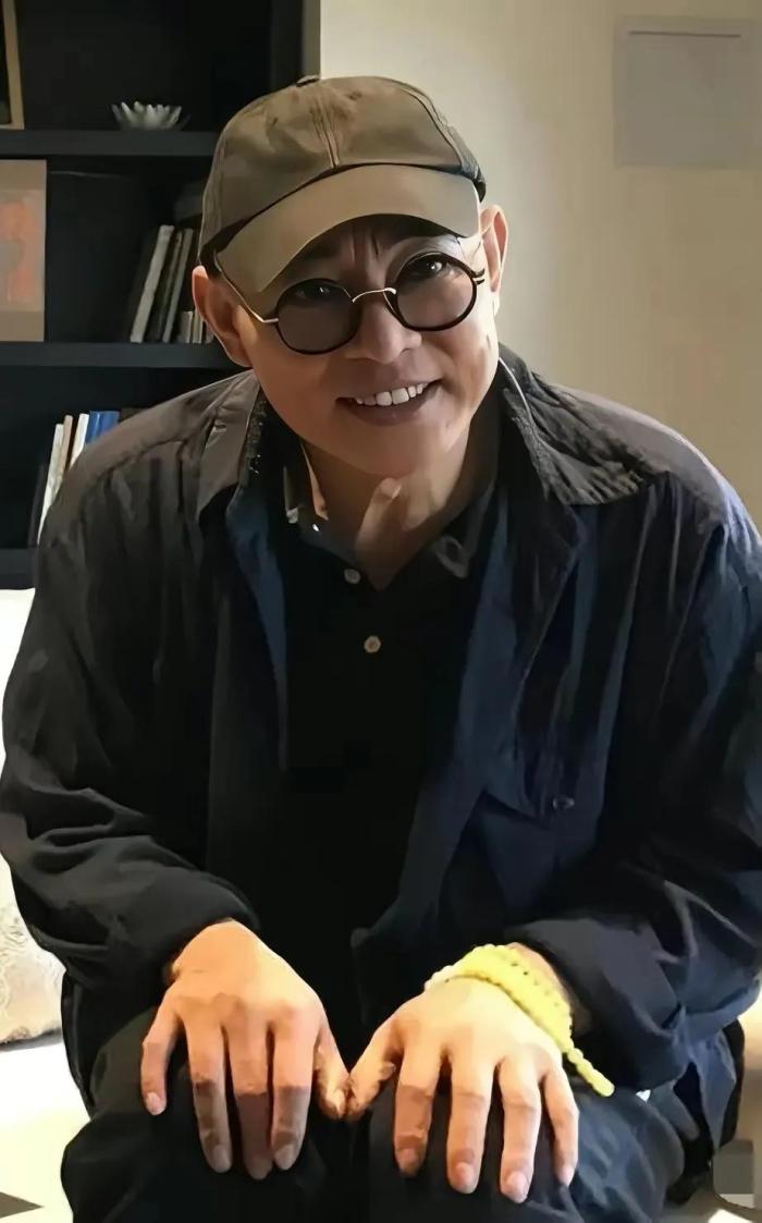 一次访谈节目中，李连杰对主持人言道：“我爱中国，从未做过对不起祖国的事。”主持人