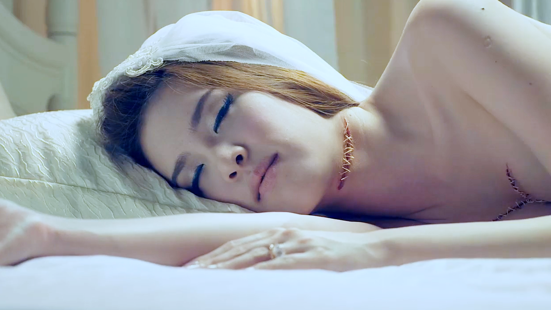 男子没有职业操守，爱上漂亮女人