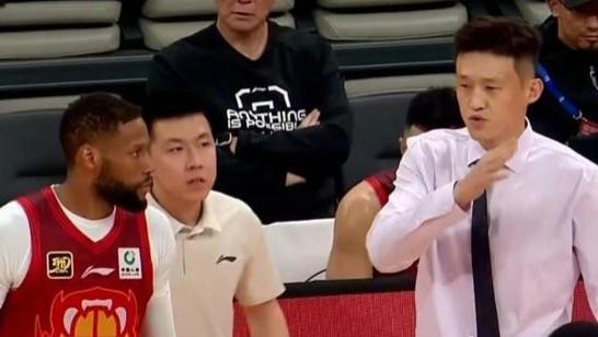 新消息！深圳队主教练周鹏下课！决定继续当球员打球，郑永刚接任