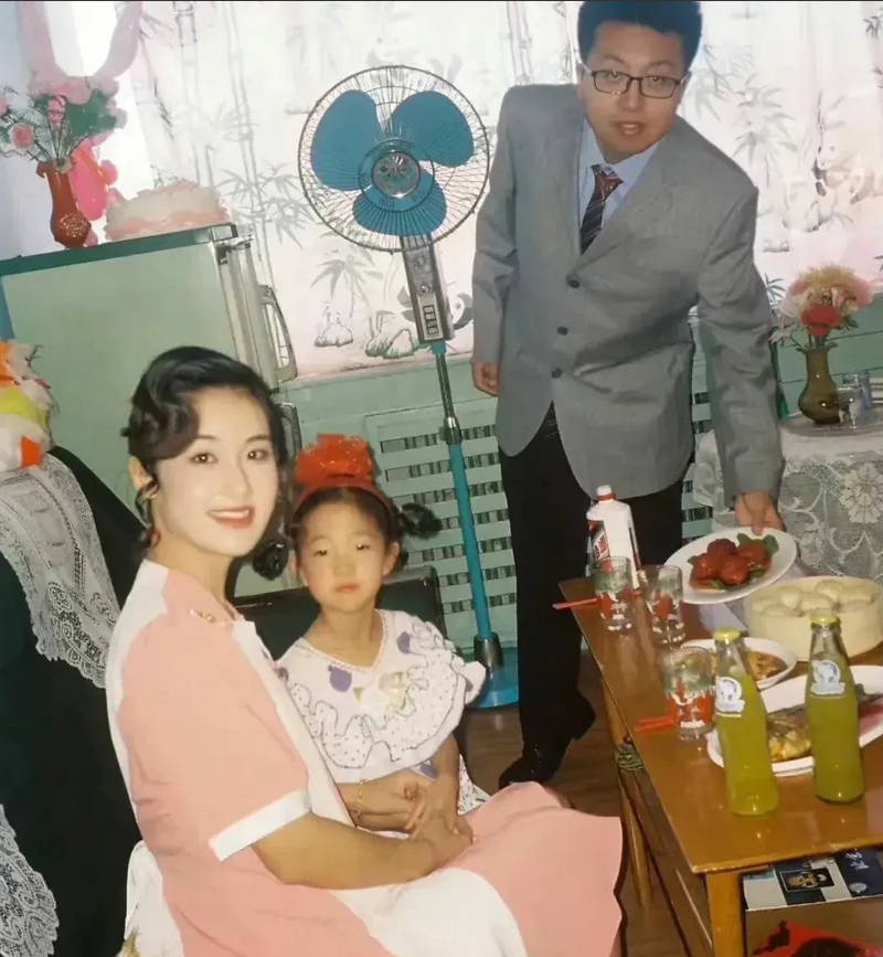 92年上海的一个公务员家庭。