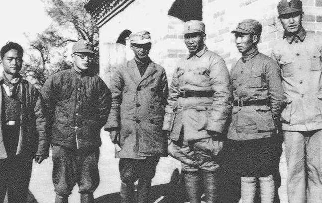 朱德、左权、徐肖冰等人合影
1946年邯郸刚解放，毛泽东主席就批准建立了以左权墓