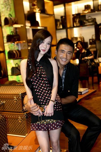 照片中这女的清秀漂亮，被男的搂着腰，脸上露出幸福的笑容。我不说大家也能一眼就认出