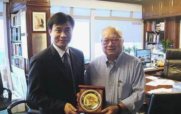 90年代，香港富商胡应湘重金斥资30亿巨资承建虎门大桥，那时他慷慨豪言：“等收回