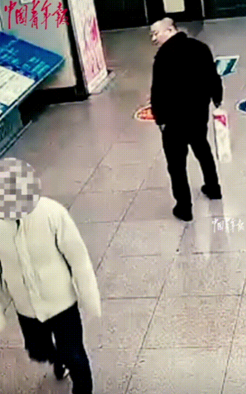 民警火了！甘肃天水，一民警在医院照顾家人时，一男子与他擦肩而过，民警一眼将其认出