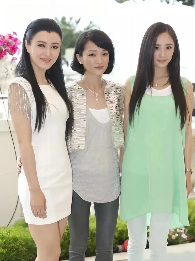谁能认出穿白衣的美女，绝对是高手。

这美女珠圆玉润，一脸富贵相，

可就是不出