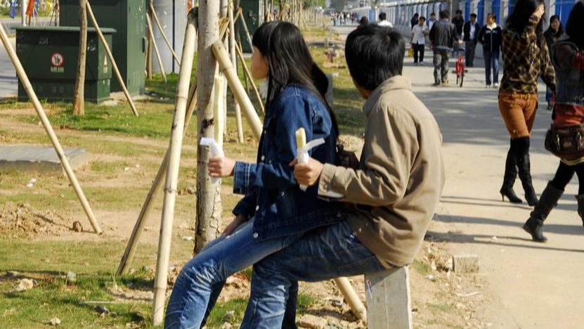 女子有2套生殖系统，先嫁老公生子，又娶老婆同房生娃！一个叫她爸爸，一个叫妈妈