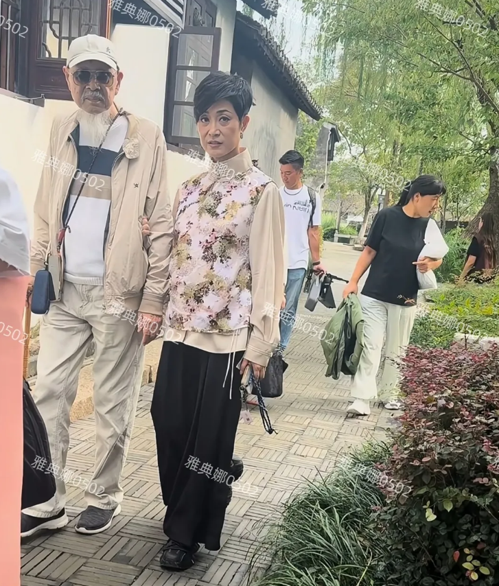 天啊，陈法蓉怎么老成这样了？
56岁的她皮肤暗沉下垂，眼袋黑眼圈特别严重，法令纹