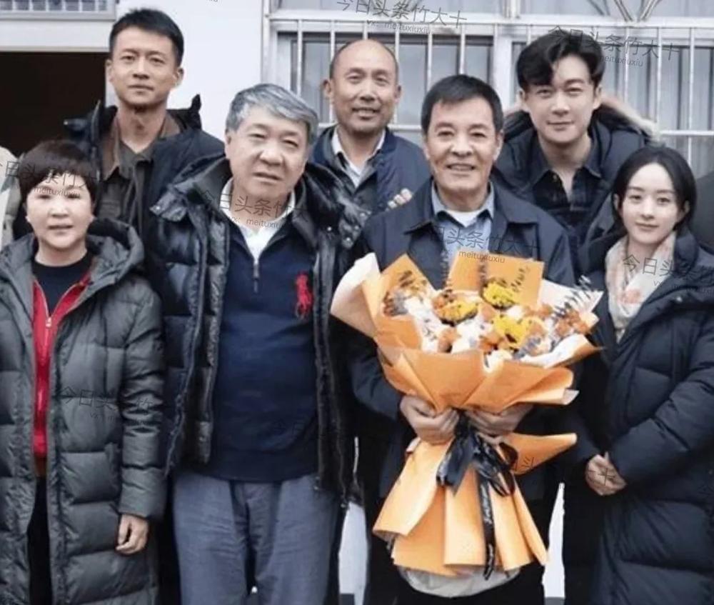 这两位年轻演员可能是：

**李峋**，长相平凡，但演技在线，参演过不少口碑佳作