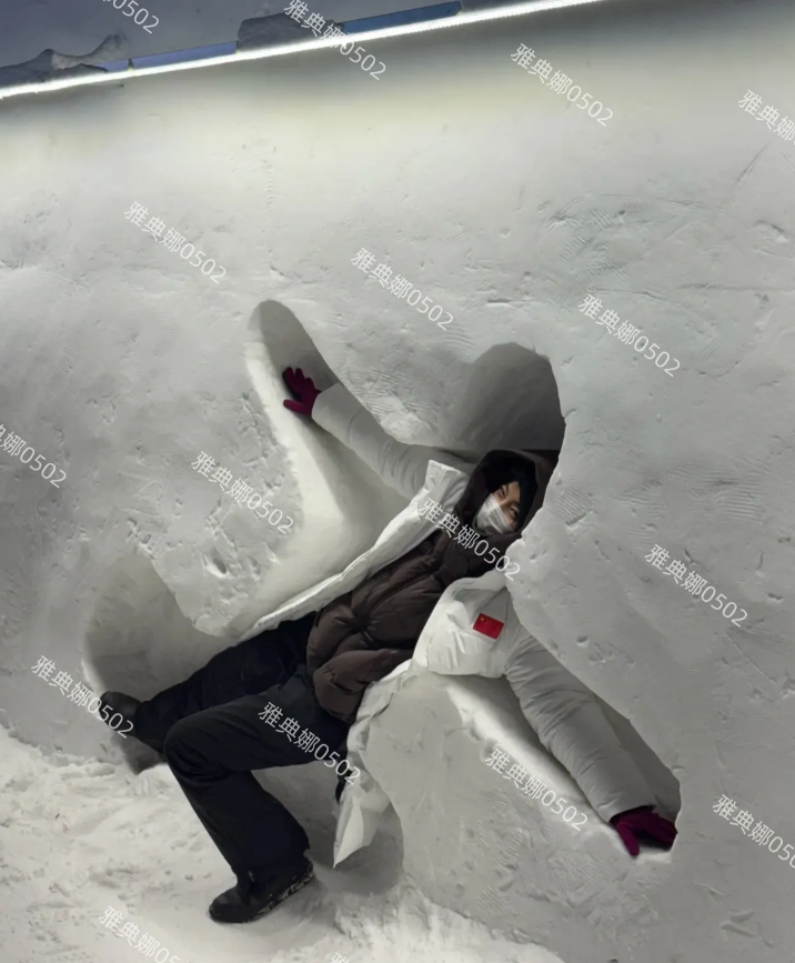 哈尔滨冰雪大世界偶遇郭晶晶，她保暖工作做的特别好穿得有些笨重，她很活跃很爱玩一直