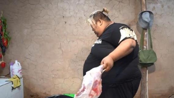 河北300多斤网红小伙，娶妻生子后，疯狂吃胖到560斤，月入几十万