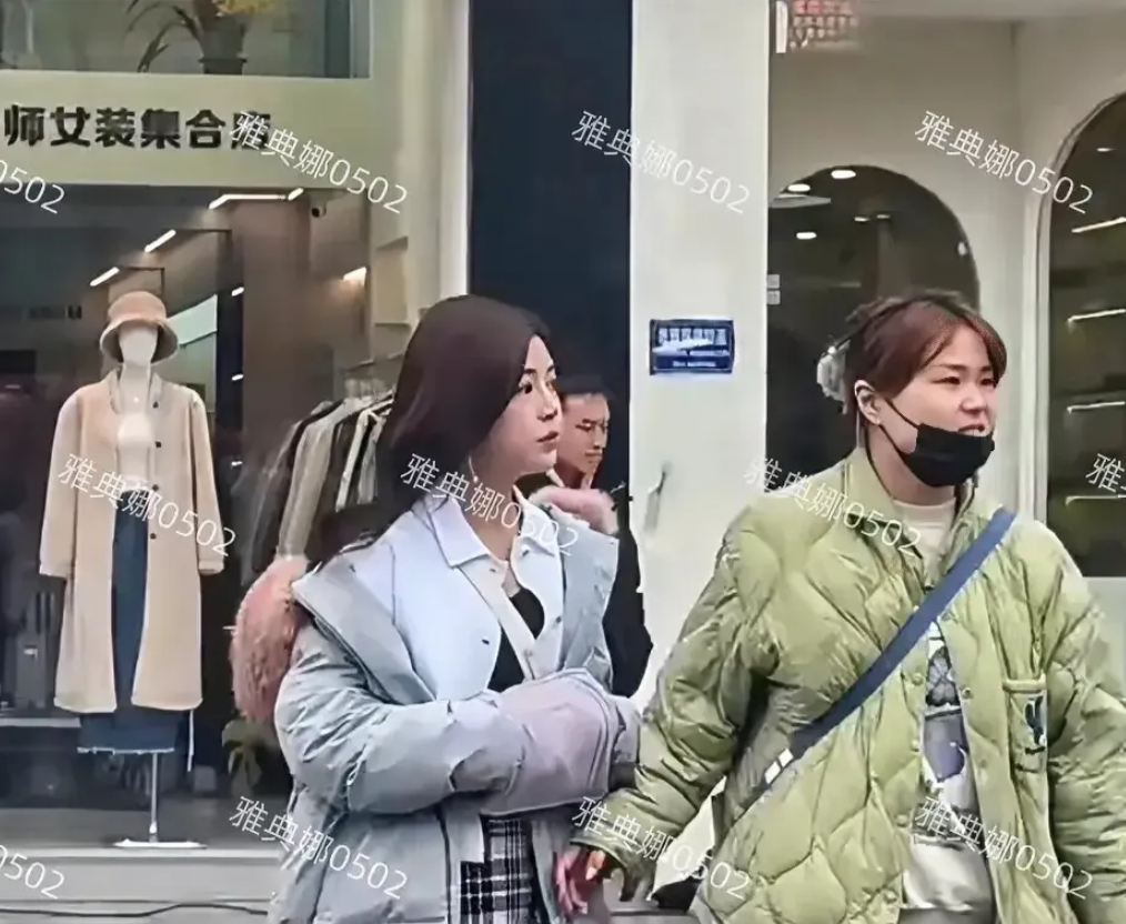 成都偶遇大嫂高叶和陈妍希拍戏！
高叶本人气质没有剧里那么成熟，但气场很强陈妍希个