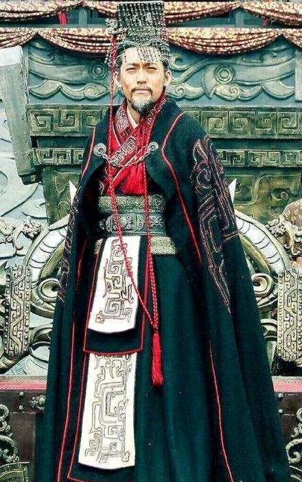 公元前307年，秦武王赢荡在周王畿举鼎把自己砸死，因为秦武王没有子女，在赵武灵王