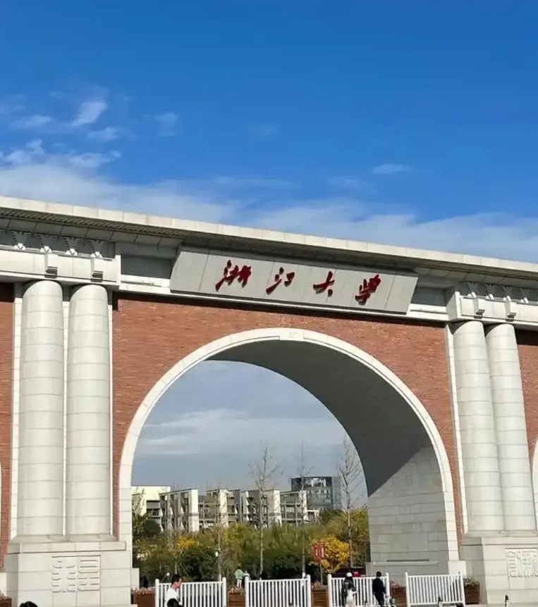 中国合并重组最成功的八所大学
 
一、浙江大学：1998年浙江大学合并了杭州大学