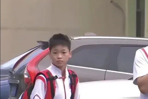 四年前全红婵的一张照片看哭了无数人，全红婵登机前很失落的在寻找着什么！
那一年全