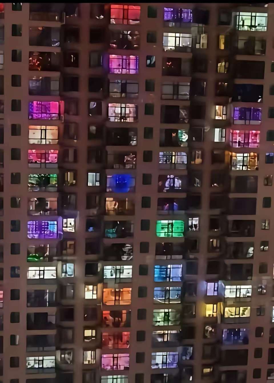 房子是白天租的，好奇对面楼是干啥的