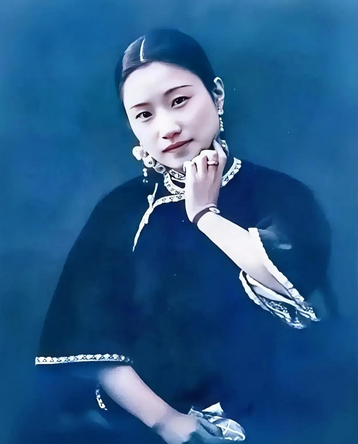 都说徐志摩的妻子陆小曼年轻时漂亮得倾国倾城！这是陆小曼年轻时拍的一张照片，并非演