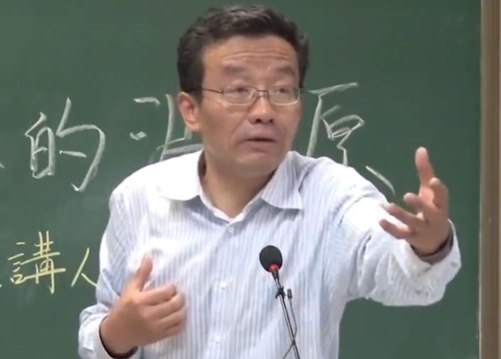 复旦大学教授王德峰语出惊人！他说：“如果我的儿子在饭店端盘子，我也不认为他的人生