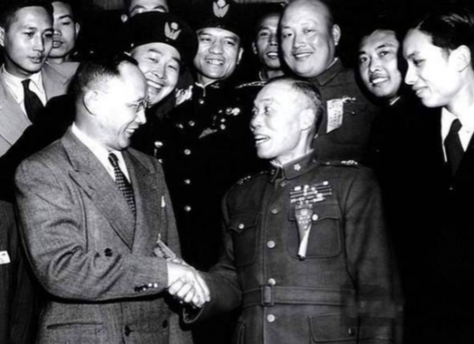 1948年李宗仁即将竞选国民党副总统这一职位，蒋介石却一拍桌子对他说道：“我劝你