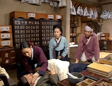 《大长今》剧情里，他们大王生病了，太医都没辙，于是大长今熬了碗牛骨头汤就治好了[