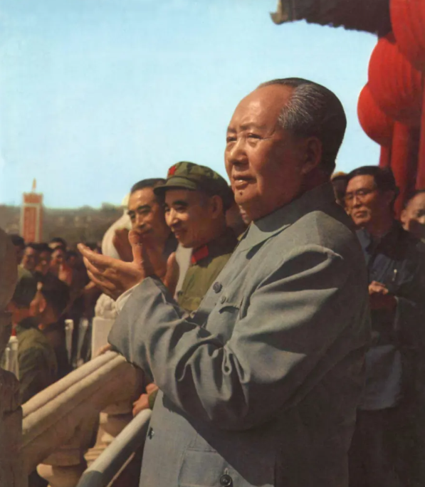 1950年2月，寒风凛冽的哈尔滨迎来了一位特殊的客人，毛泽东在回国途中来到这座东