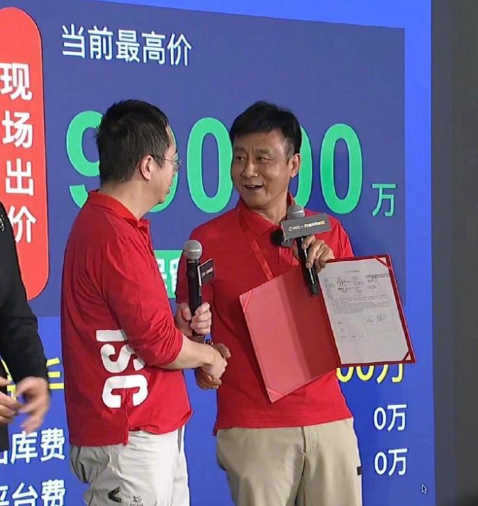 周鸿祎的迈巴赫卖了，990万！有人算了一笔账，这二手迈巴赫价值90万顶多了，另外