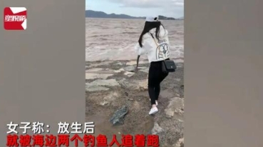 浙江舟山，一女子到海边玩耍，看到一个浅浅的水坑中有条鳗鱼，嘴巴还在动，女子以为这