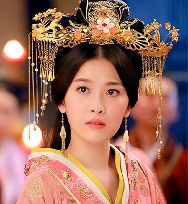 卫青32岁时，迎娶43岁已经三婚的寡妇平阳公主。洞房之夜，娇妻坐在榻上刚准备服侍