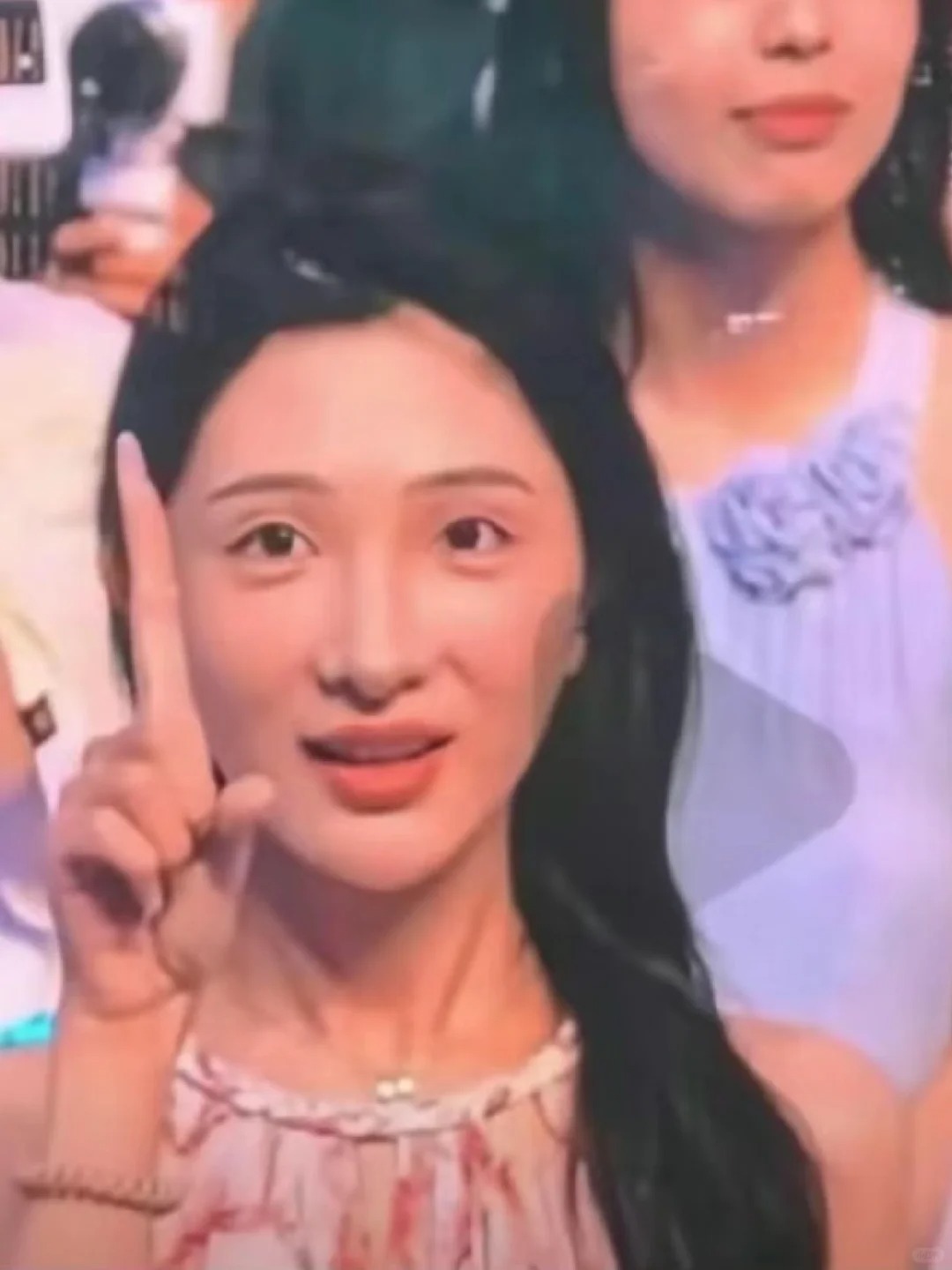 而且，她手指真的很长