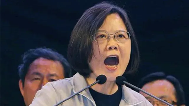 吃定大陆不会动手？我东部战区“锁台”军演刚打完，蔡英文放出风声要窜美！先窜欧再窜