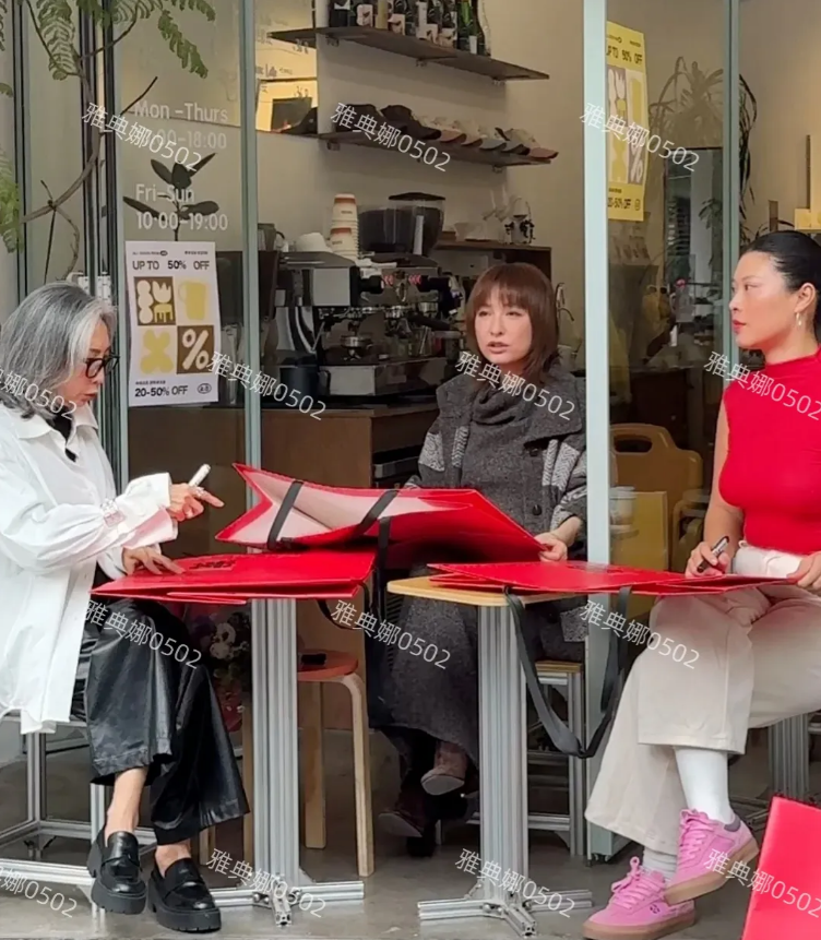 上海街头遇到吴昕了，看本人才真切的感受到她确实40多岁了。
一头短发的她长相气质