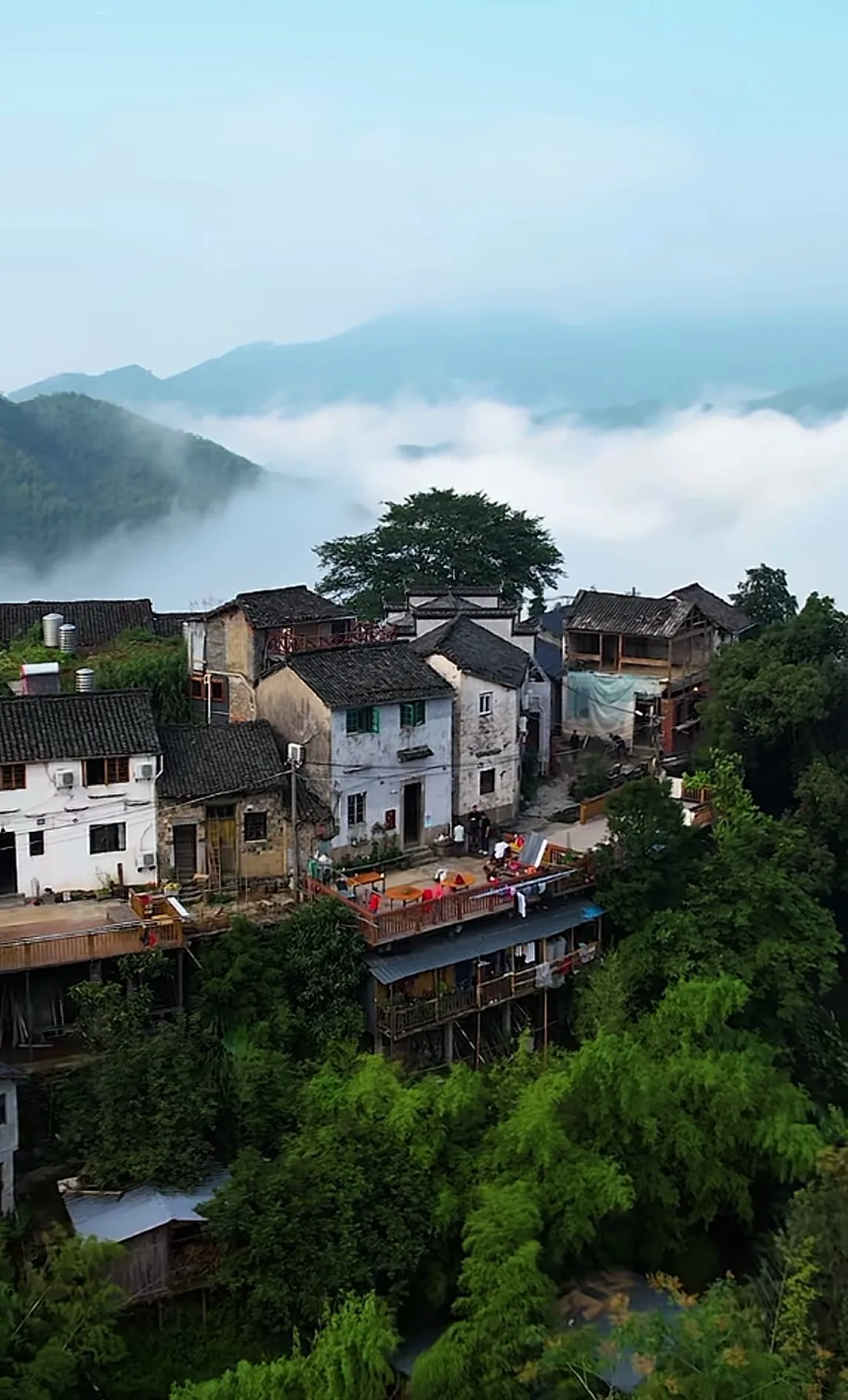 在皖南山区，有一座被誉为云端之上的古村落——木梨硔